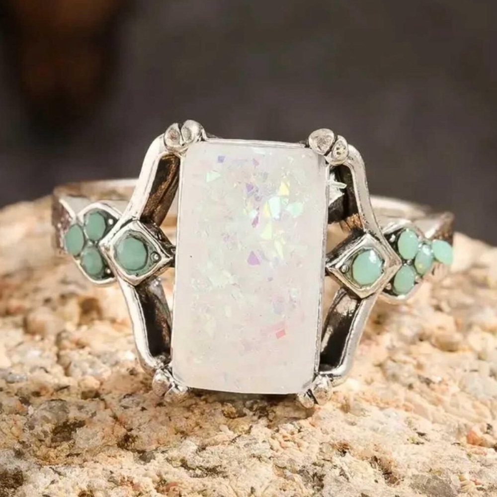 NWT SIZE 5‎ Square Cut Ring Inlaid Opal
Silver Plated